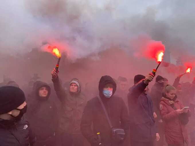 «Венедиктова — чума»: Протестующие забросали Офис генпрокурора файерами и петардами