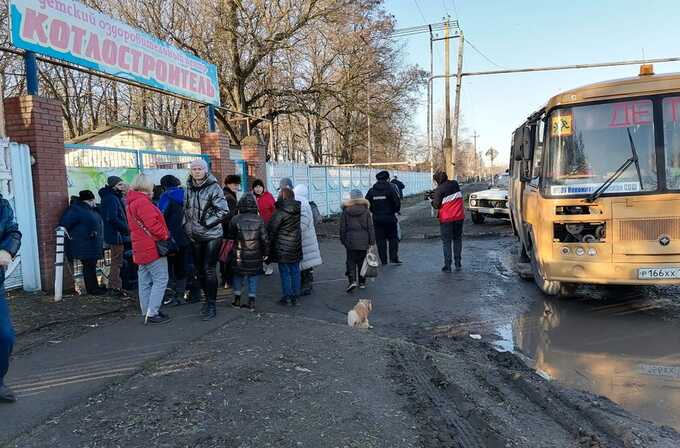 «Лучше бы пересидели в подвалах». Женщин и детей с Донбасса ночь продержали в холодных автобусах без горячей еды, а теперь выгнали на улицу