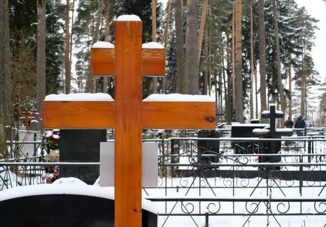 Тело бизнесмена нашли на могиле его жены на кладбище в Москве