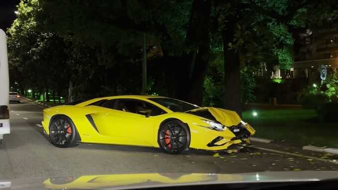 В центре Сочи Lamborghini Aventador разворотило капот после столкновения с деревом