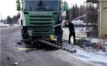 На юго-востоке грузовик снес легковой автомобиль, притормозивший высадить пассажира