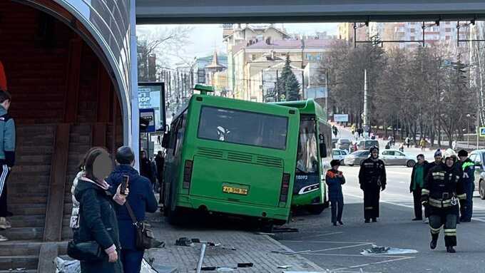 В центре Курска автобус столкнулся с несколькими машинами, другим автобусом и врезался в ограждение