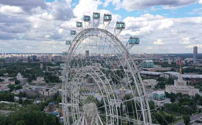 Температура до 40°C: люди в кабинах колеса обозрения в Измайловском кремле пытаются спастись