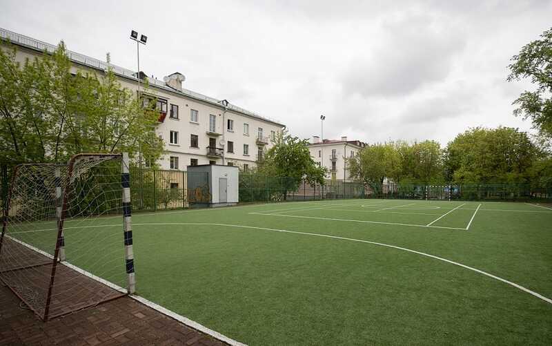 В Москве вместо футбольного поля сделали площадку для выгула собак