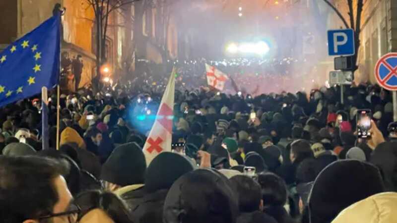 В центре Тбилиси снова собираются протестующие