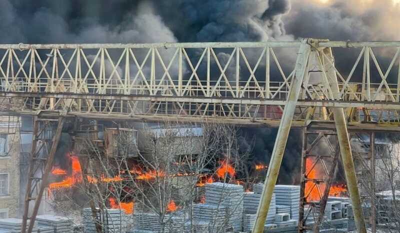 В Екатеринбурге произошел пожар на заводе по производству полистирола