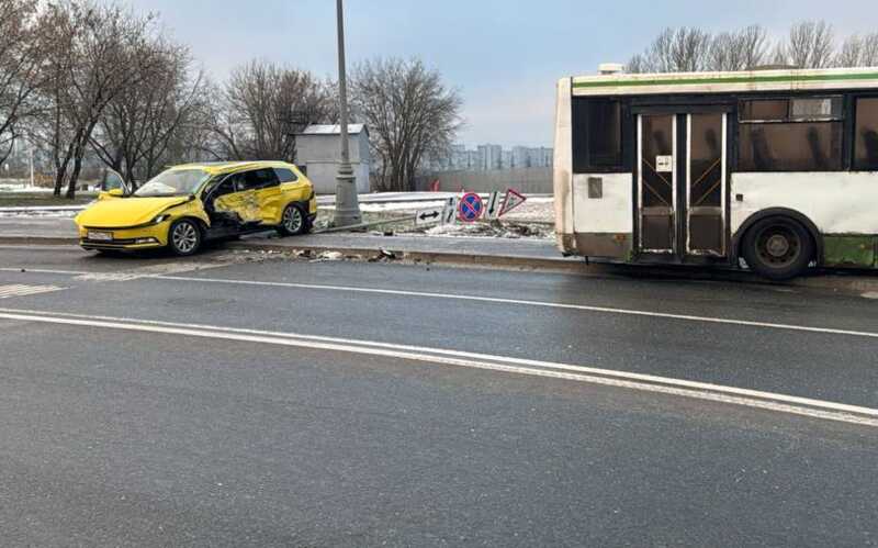 В Москве автобус столкнулся с такси, в результате чего имеются пострадавшие