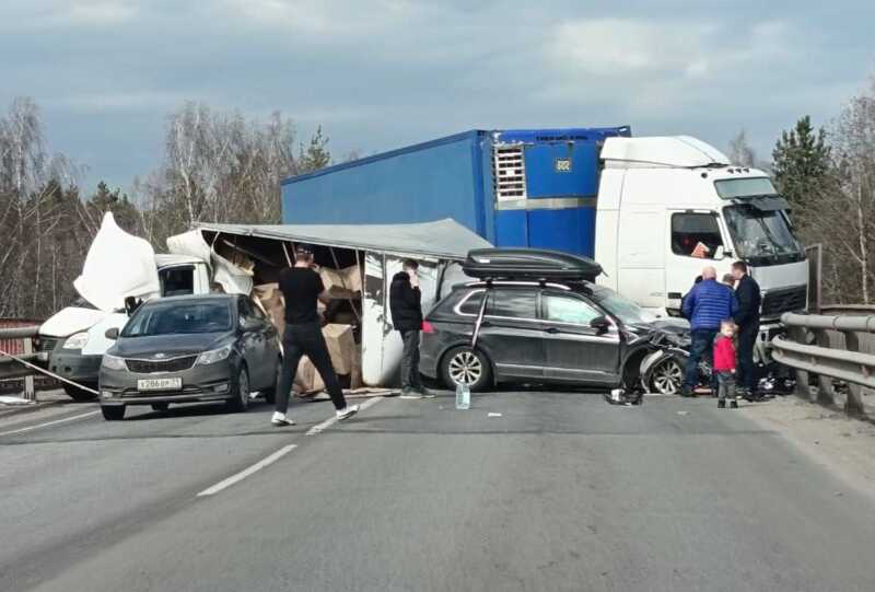 Крупное дорожное происшествие парализовало движение в Подмосковье