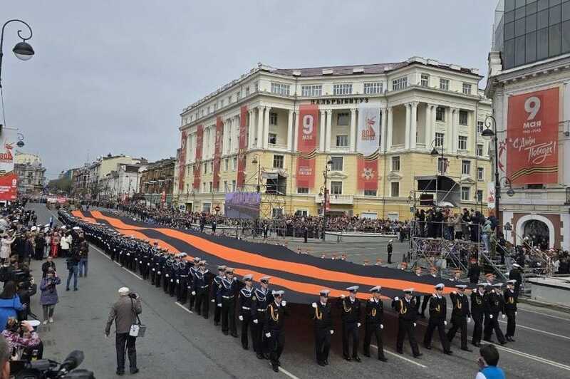 В Владивостоке состоялся Парад Победы с участием множества людей и военной техники