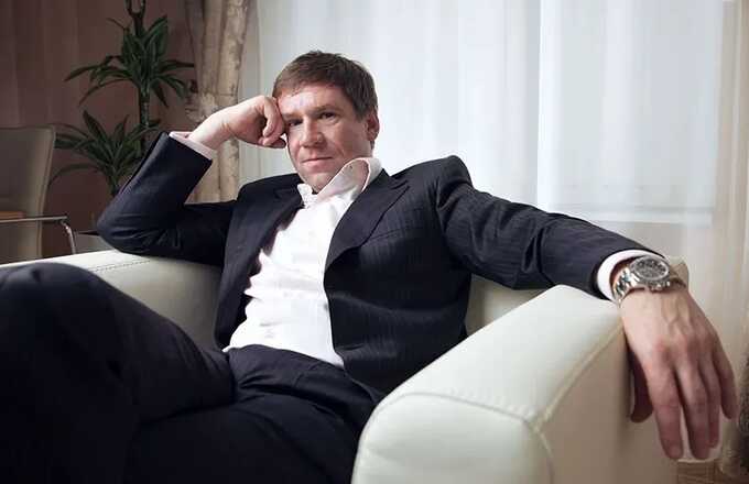 New name, passport, and country: fugitive banker Vladimir Antonov plays a refugee in France to save his billions?