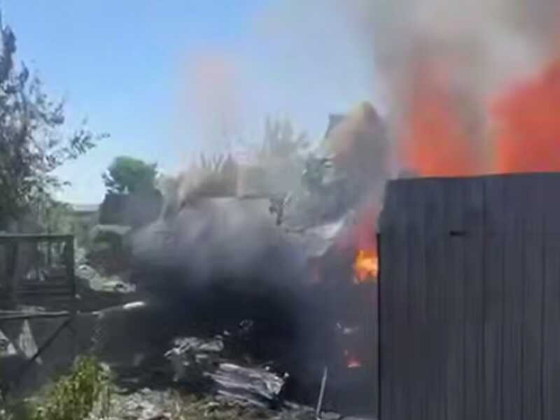 В Казани воздушное судно рухнуло на многоквартирный дом и вызвало пожар