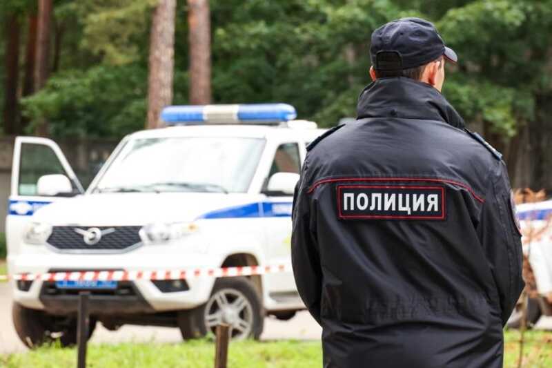 В Ленинградской области злоумышленники, выдавшие себя за сотрудников полиции, похитили директора фирмы и его подругу