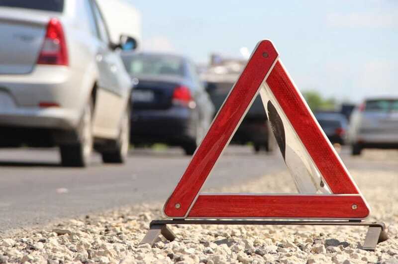 Два грузовых автомобиля столкнулись и заблокировали движение в Москве
